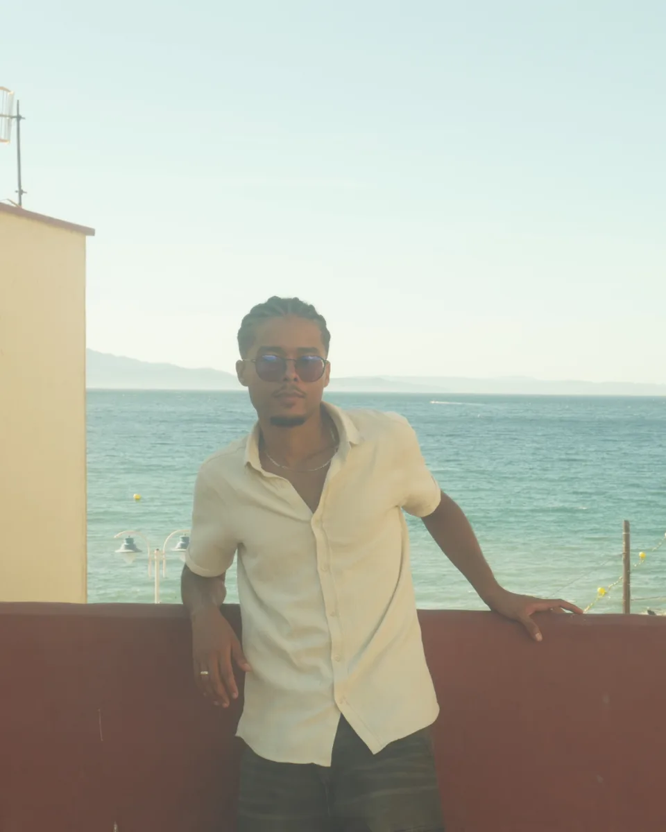 Abdo, en chemise claire, devant la mer